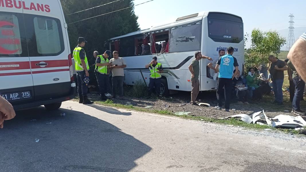 Tır ile servis midibüsü kafa kafaya çarpıştı: 1'i ağır 26 yaralı 32